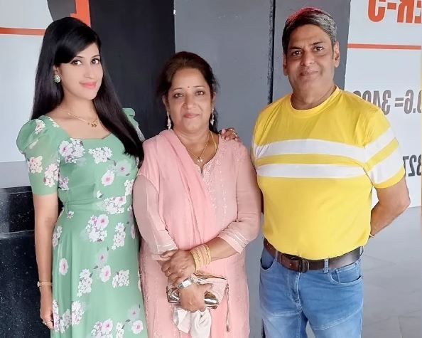 Iraa Agarwal with Her Parents
