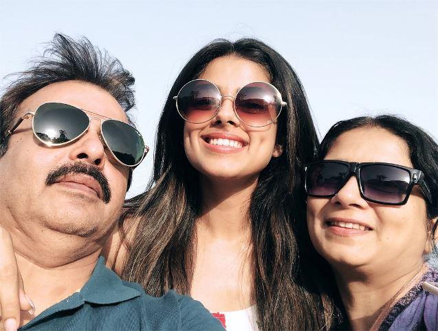 Siddhi Idnani with her Parents