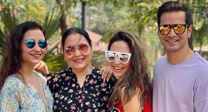 Vinny Arora with Her Sister, Mother and Brother