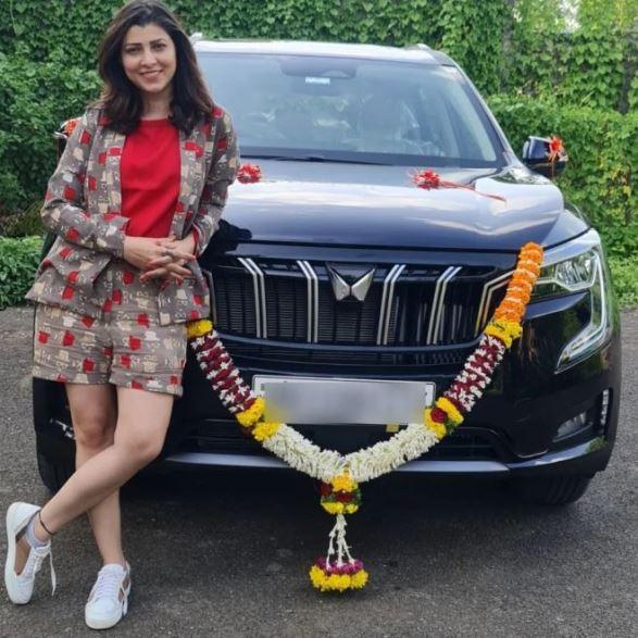 Tejaswini Pandit with her car