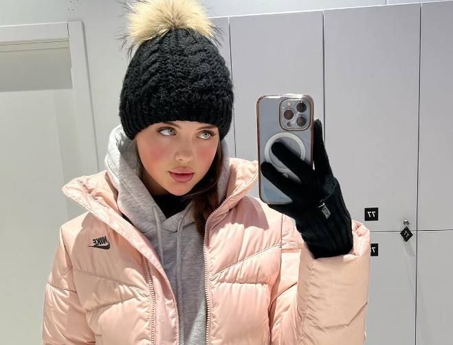 Olya Derkach taking Selfie