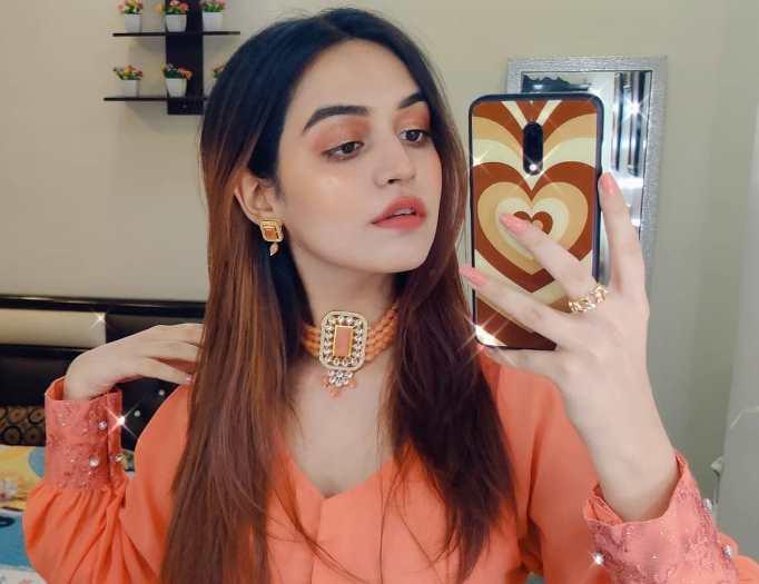 Sunakshi Grover taking Selfie