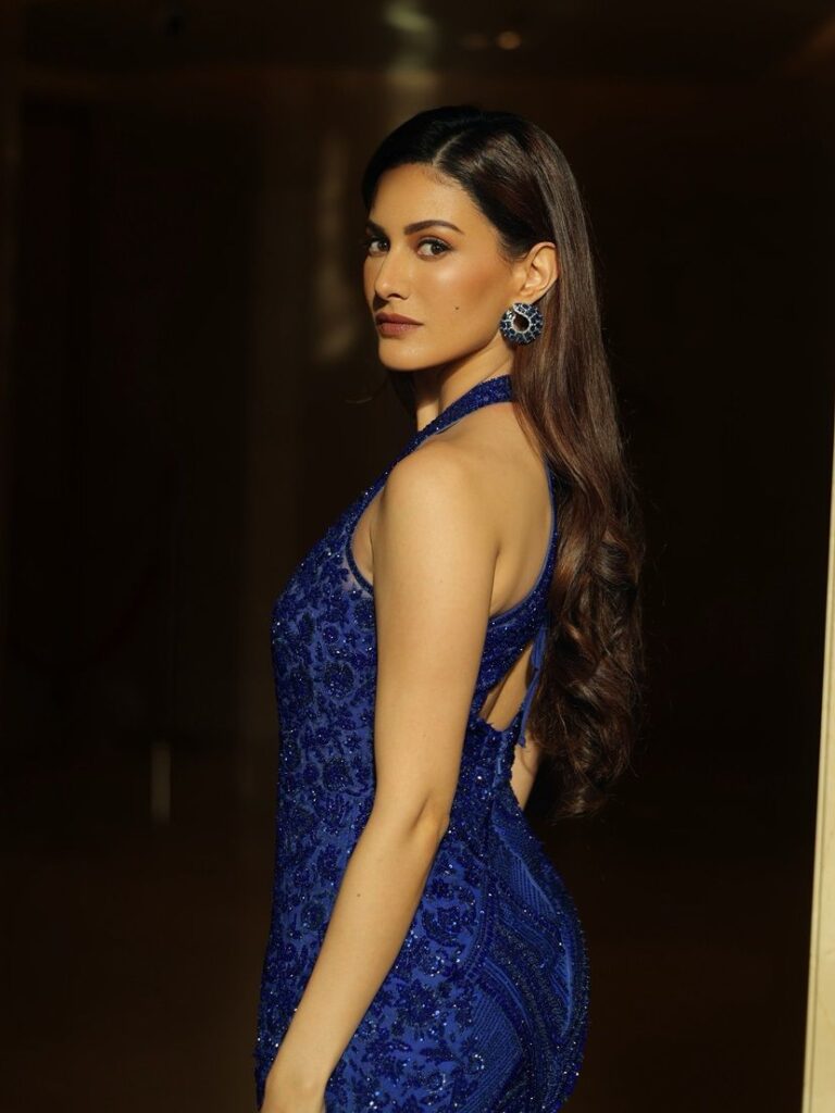 Amyra Dastur Photos: Blue Gown में दिखीं ग्लैमरस, Chumbak के बाद लेटेस्ट लुक ने खींचा ध्यान 4 Amyra Dastur