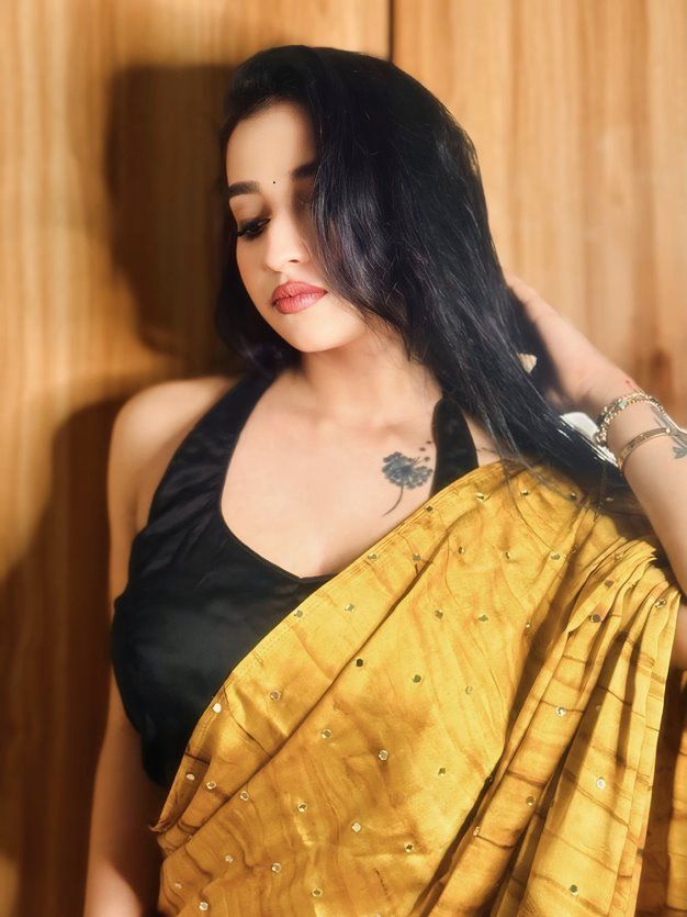 Reema Mukherjee ने गोल्डन साड़ी में ढाया कहर, तस्वीरों में दिखा ग्लैमरस अंदाज; फैंस की नजरें थमीं 3 Reema Mukherjee