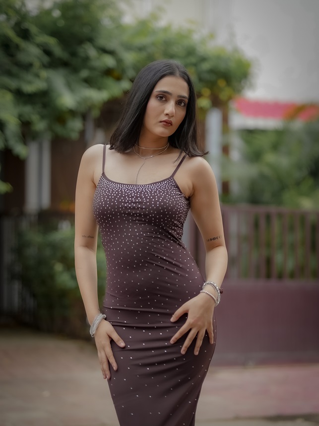 Riya Mavi का ग्लैमरस अंदाज वायरल, नई तस्वीरों में दिखा स्टाइलिश अवतार 2 Riya Mavi