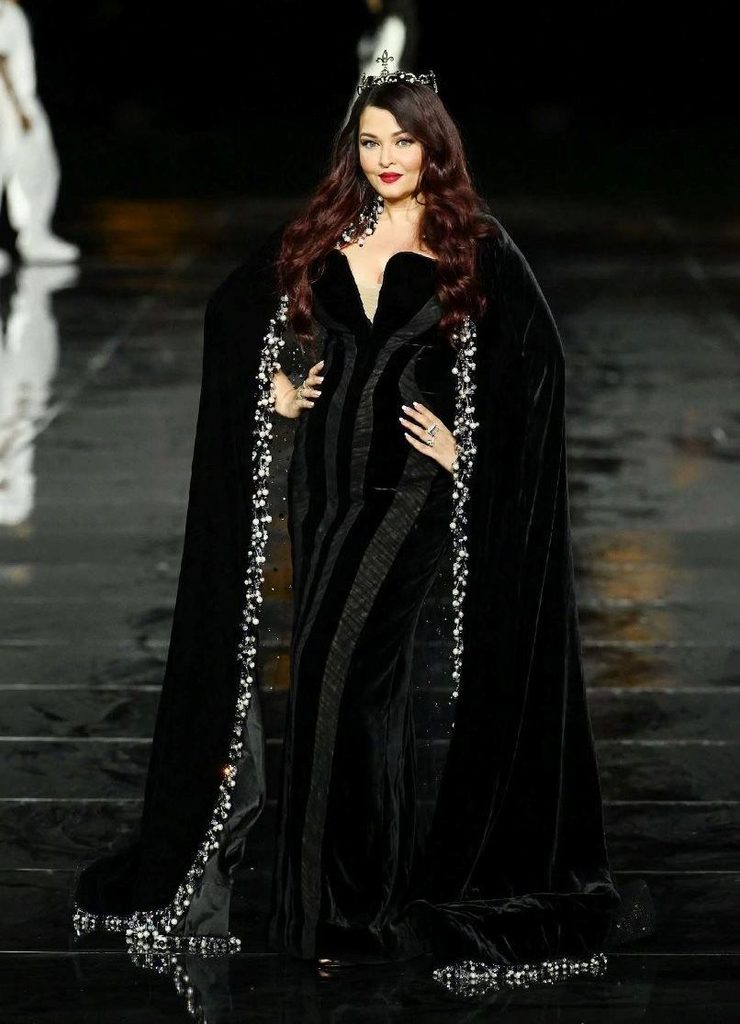 Aishwarya Rai का Royal Paris Fashion Week Look हुआ Viral, Velvet Gown और Burgundy Hair ने लूटी महफिल 1 Aishwarya Rai - Royal Paris Fashion Week Look
