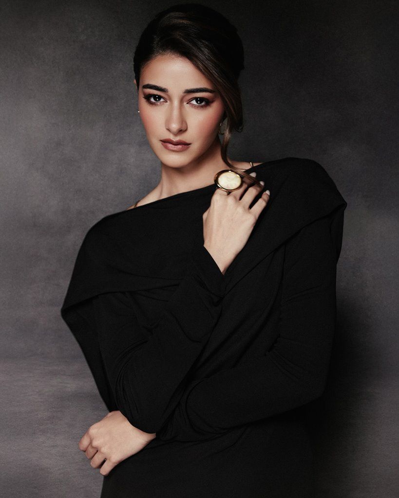 Ananya Panday को मिला ‘Global Face of Beauty’ Honour, Black Gown में दिखीं बेहद ग्लैमरस 6 Ananya Panday - Global Face of Beauty