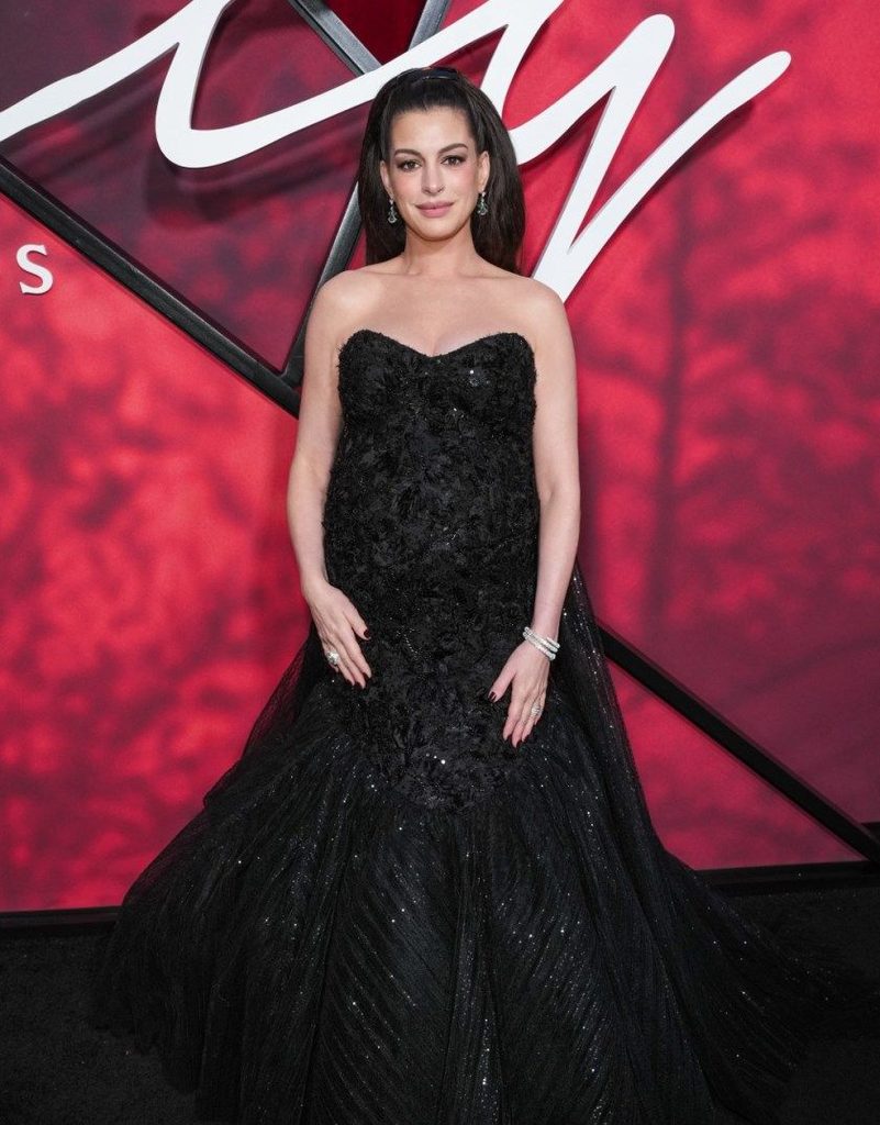 Anne Hathaway’s pregnancy red-carpet look