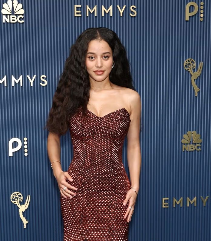 Chase Infiniti Emmys 2026 Look: ‘The Testaments’ Actress ने Louis Vuitton Gown में जीता दिल, देखें Photos 2 Chase Infiniti Louis Vuitton Gown