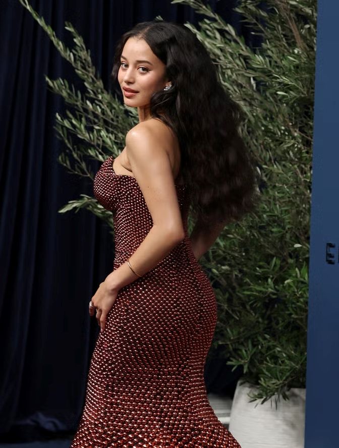 Chase Infiniti Emmys 2026 Look: ‘The Testaments’ Actress ने Louis Vuitton Gown में जीता दिल, देखें Photos 3 Chase Infiniti