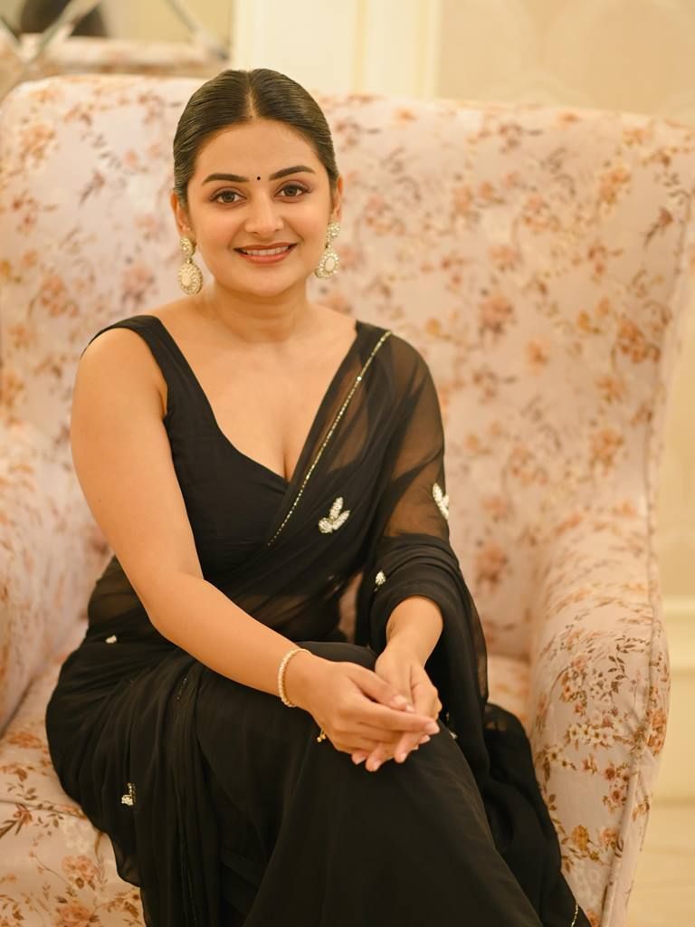 10 Young Malayalam Actresses to Watch in 2026: नई पीढ़ी की ये Actresses Mollywood में बना रही हैं पहचान 5 Esther Anil