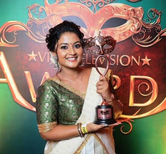 Gomathi Priya with Vijay Television Awards (Best Heroine) for Siragadikka Aasai