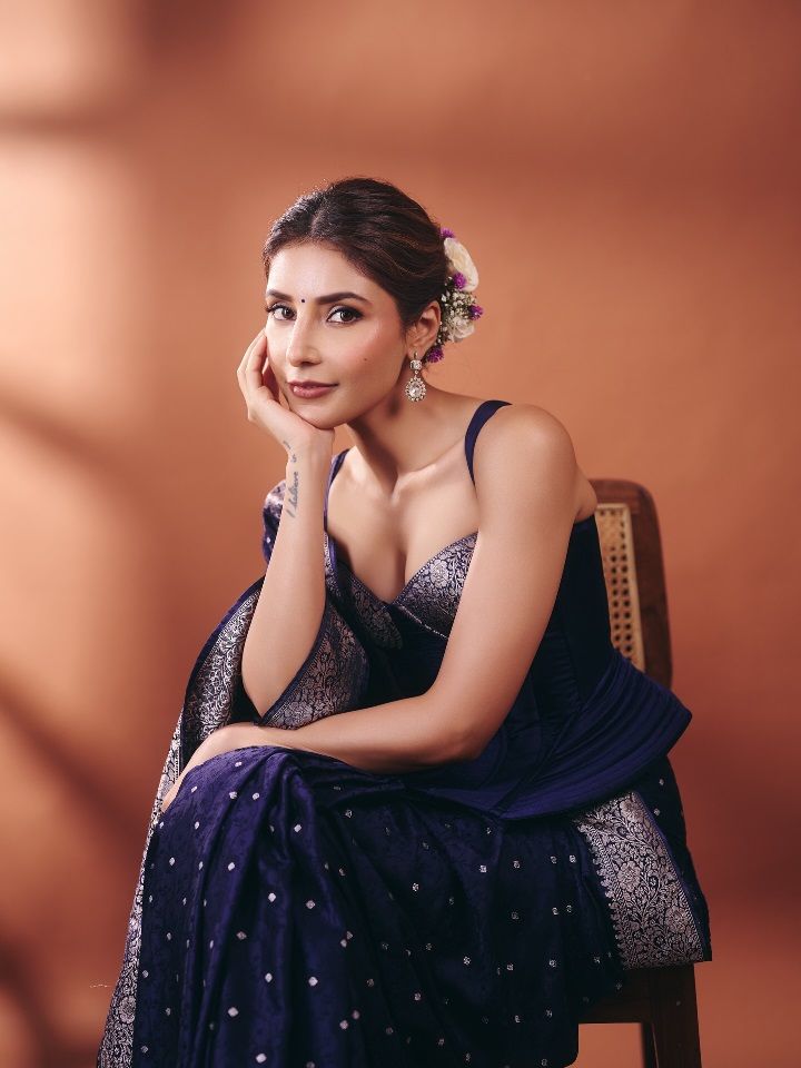 Harshita Gaur Latest Photoshoot: ‘Mirzapur’ फिल्म की रिलीज से पहले वायरल हुईं तस्वीरें, साड़ी लुक ने जीता दिल 2 Harshita Gaur