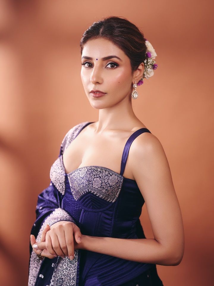 Harshita Gaur Latest Photoshoot: ‘Mirzapur’ फिल्म की रिलीज से पहले वायरल हुईं तस्वीरें, साड़ी लुक ने जीता दिल 3 Harshita Gaur