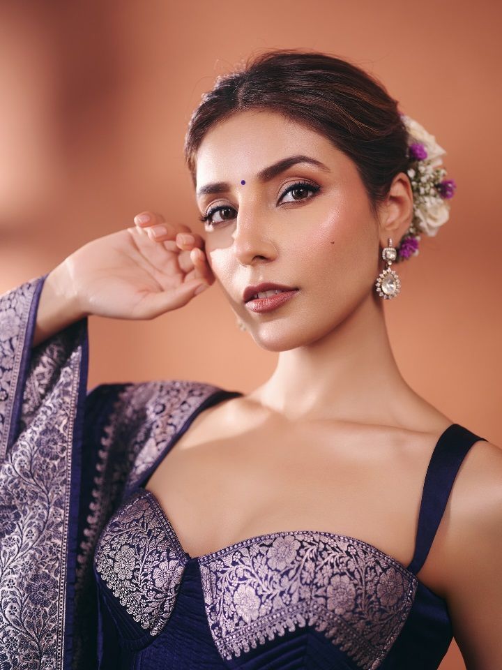 Harshita Gaur Latest Photoshoot: ‘Mirzapur’ फिल्म की रिलीज से पहले वायरल हुईं तस्वीरें, साड़ी लुक ने जीता दिल 7 Harshita Gaur