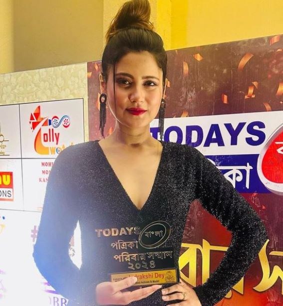 Indrakshi Dey Biography/Wiki, Age, Height, Career, Photos & More 9 Indrakshi Dey with Today's Bangla Patrika Parivaar Samman Award