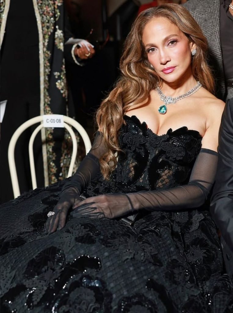 Jennifer Lopez का Vogue World Milano Look हुआ Viral, Black Gown से लेकर 75-Carat Necklace तक चर्चा में 2 Jennifer Lopez at Vogue World