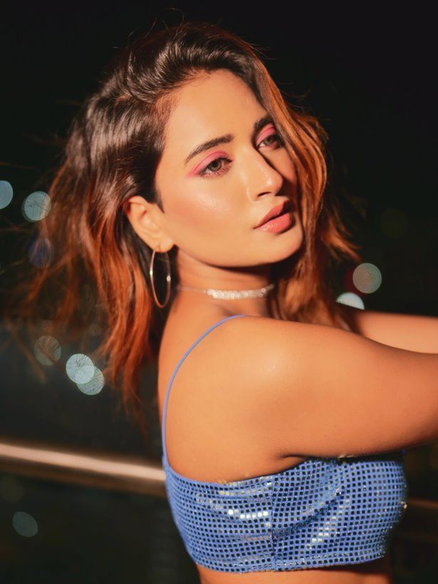 Komal Singh ने बालकनी को बनाया अपना Photoshoot Spot, ब्लू टॉप और डेनिम लुक में दिखाया ग्लैमरस अंदाज 8 Komal Singh Actress