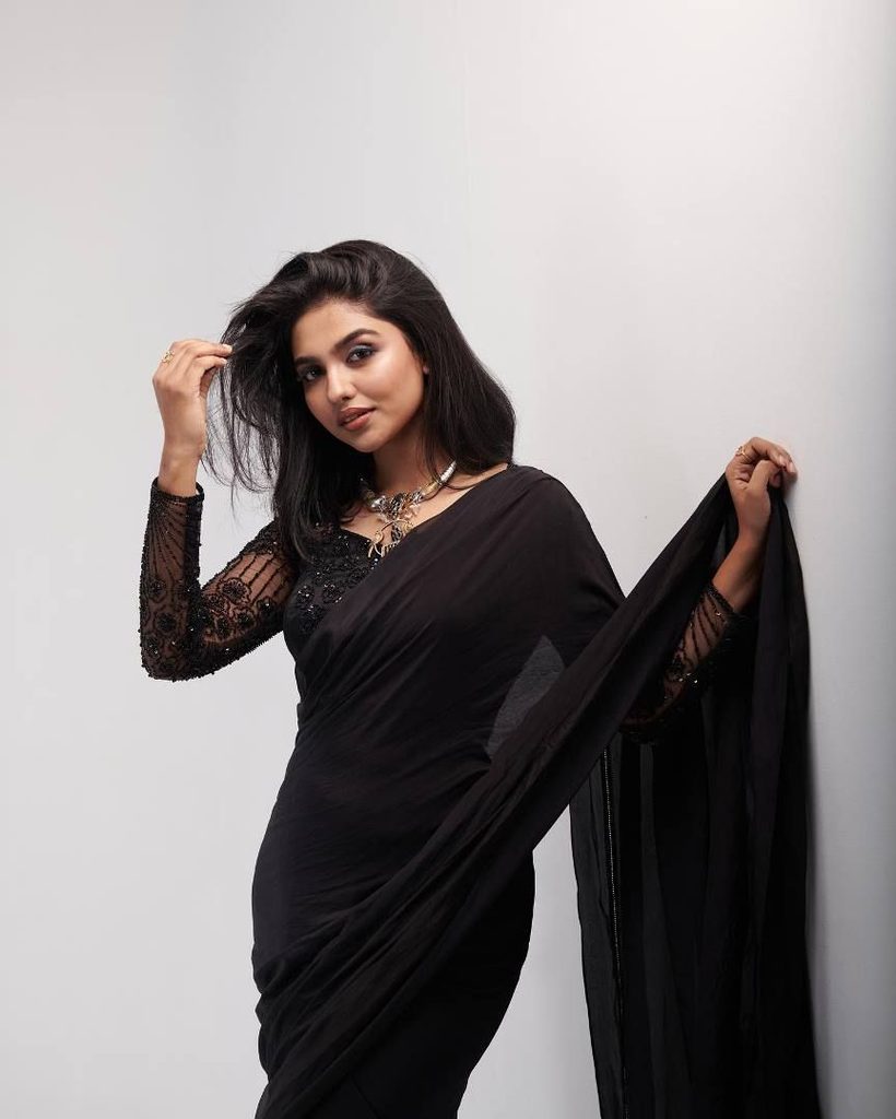 10 Young Malayalam Actresses to Watch in 2026: नई पीढ़ी की ये Actresses Mollywood में बना रही हैं पहचान 3 Mamitha Baiju