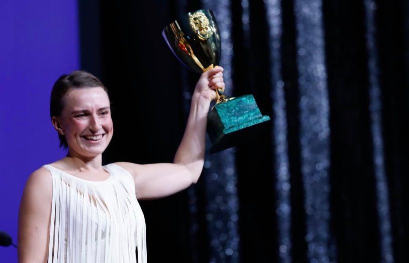 Mathilde Arcel: Job Centre में Reporting से Venice Best Actress तक, Danish Actress की कहानी 1 Mathilde Arcel with the Volpi Cup for Best Actress
