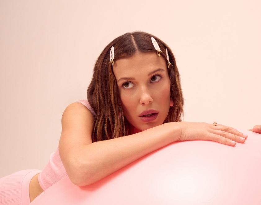 Millie Bobby Brown का ‘Bonbon’ पिंक लुक हुआ वायरल, कैंडी जैसे अंदाज में दिखीं एक्ट्रेस 4 Millie Bobby Brown