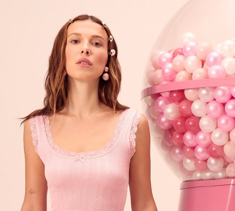 Millie Bobby Brown का ‘Bonbon’ पिंक लुक हुआ वायरल, कैंडी जैसे अंदाज में दिखीं एक्ट्रेस 2 Millie Bobby Brown