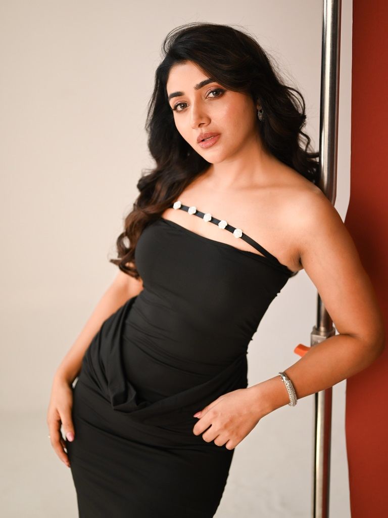 Mirnaa Menon का Black Gown Look हुआ Viral, Jailer 2 को लेकर बोलीं- FDFS देखने का है इंतजार 4 Mirnaa Menon