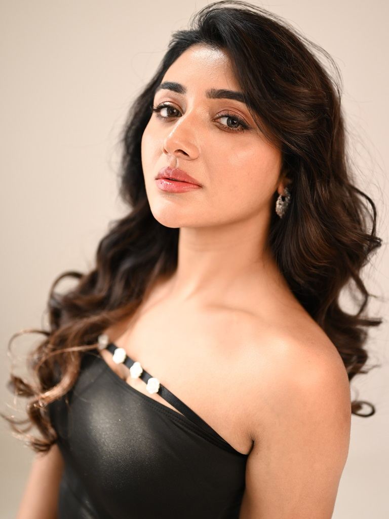 Mirnaa Menon का Black Gown Look हुआ Viral, Jailer 2 को लेकर बोलीं- FDFS देखने का है इंतजार 2 Mirnaa Menon