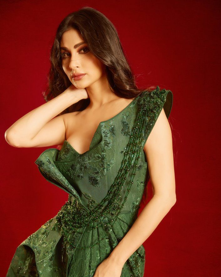 Mouni Roy का नया ग्लैमरस अवतार, ग्रीन ड्रेप्ड कॉउचर आउटफिट में दिखा स्टनिंग अंदाज 5 Mouni Roy