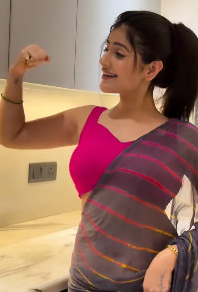 Palashika Dixit ने 'Thada Bhartar' पर किया डांस, साड़ी लुक ने जीता दिल 7 Palashika Dixit in Saree