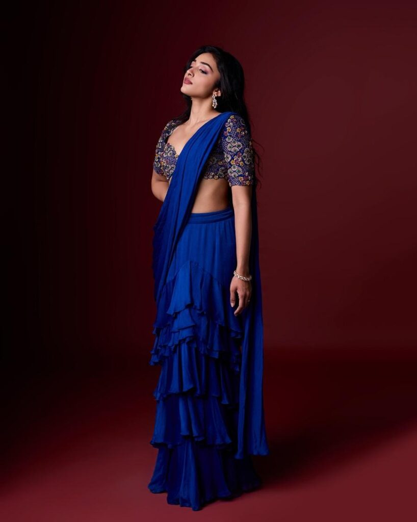 Preity Mukhundhan ने Traditional Look में ढाया कहर, Royal Blue Saree बनी Highlight 3 Preity Mukhundhan