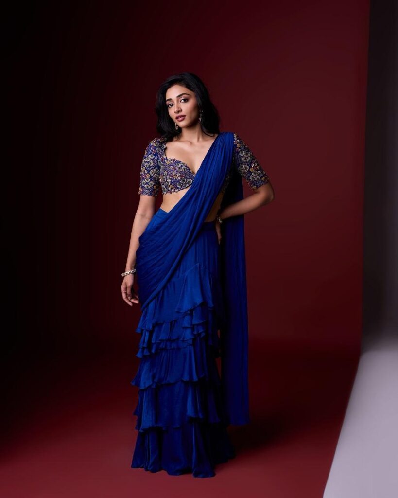Preity Mukhundhan ने Traditional Look में ढाया कहर, Royal Blue Saree बनी Highlight 5 Preity Mukhundhan Royal Saree Look