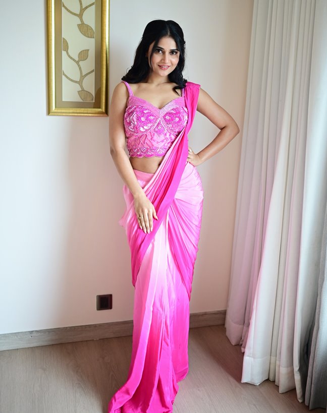 ‘Just feeling pink’... पिंक साड़ी में Prisha Singh का दिखा हसीन अंदाज, वायरल हुईं तस्वीरें 2 Prisha Singh in Pink Saree