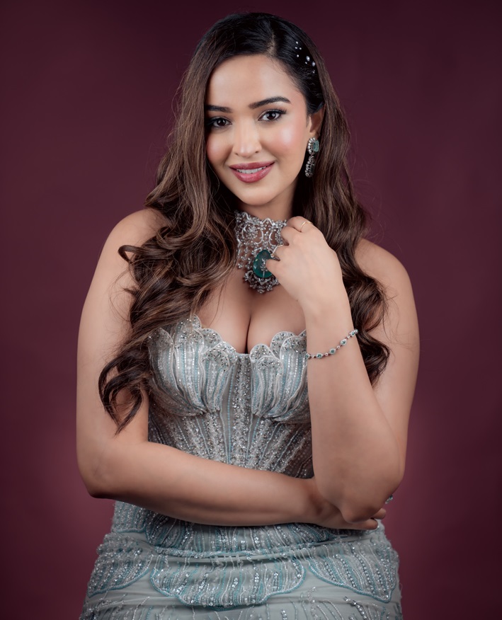 Pujita Ponnada का ग्लैमरस अंदाज, सिल्वर ड्रेस में बिखेरा ‘स्पार्कल और मैजिक’ 5 Pujita Ponnada Latest Photo