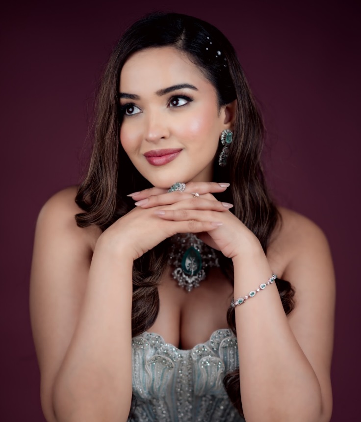 Pujita Ponnada का ग्लैमरस अंदाज, सिल्वर ड्रेस में बिखेरा ‘स्पार्कल और मैजिक’ 6 Pujita Ponnada New Photo