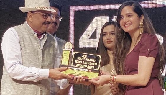 Radha Bhatt with Nari Shakti Icon Achiever Award
