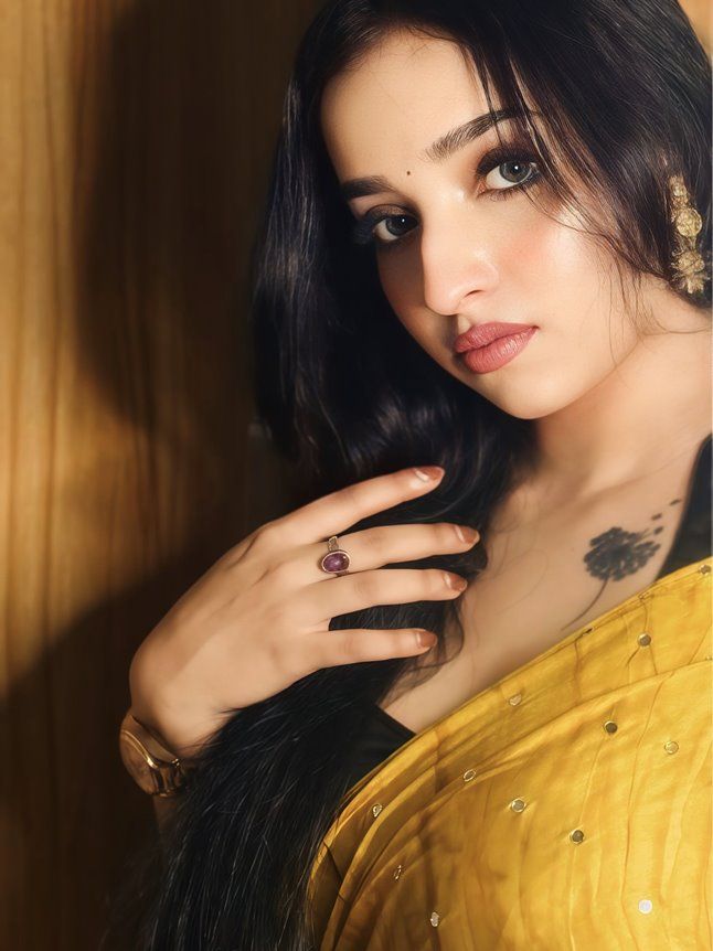 Reema Mukherjee ने गोल्डन साड़ी में ढाया कहर, तस्वीरों में दिखा ग्लैमरस अंदाज; फैंस की नजरें थमीं 6 Reema Mukherjee
