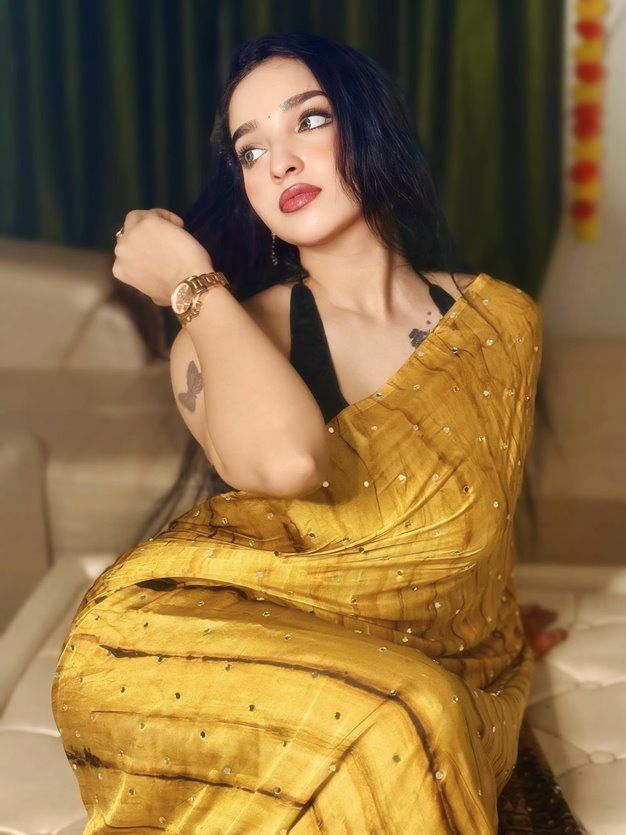 Reema Mukherjee ने गोल्डन साड़ी में ढाया कहर, तस्वीरों में दिखा ग्लैमरस अंदाज; फैंस की नजरें थमीं 8 Reema Mukherjee
