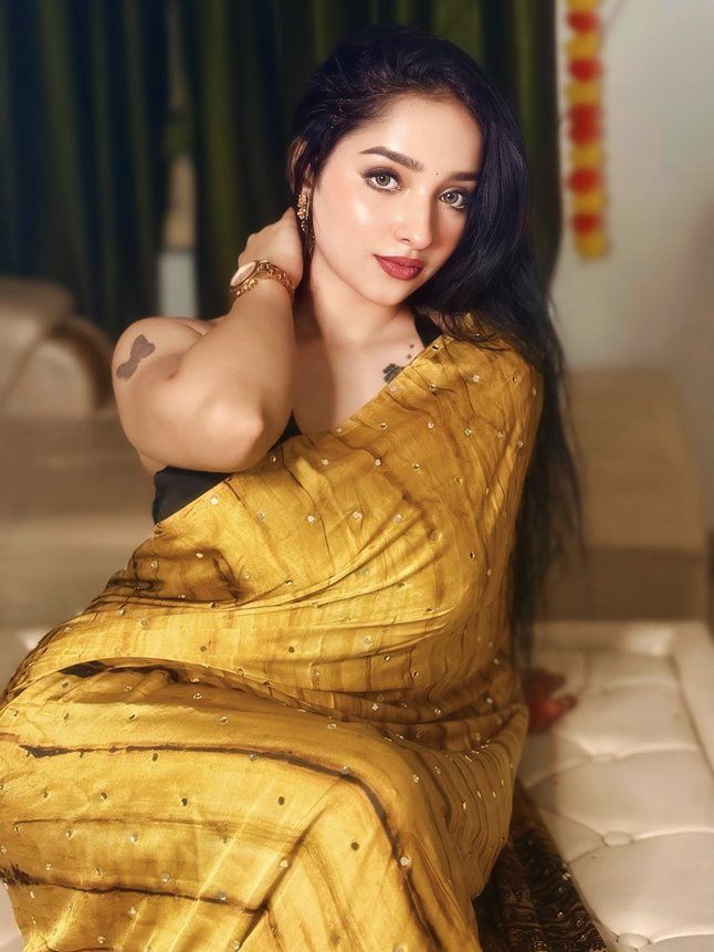Reema Mukherjee ने गोल्डन साड़ी में ढाया कहर, तस्वीरों में दिखा ग्लैमरस अंदाज; फैंस की नजरें थमीं 7 Reema Mukherjee