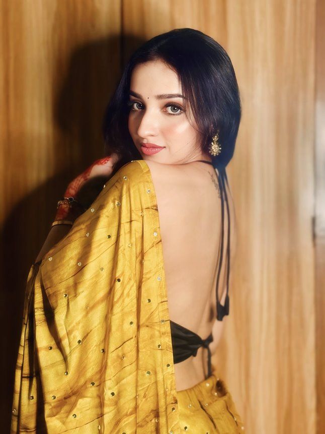 Reema Mukherjee ने गोल्डन साड़ी में ढाया कहर, तस्वीरों में दिखा ग्लैमरस अंदाज; फैंस की नजरें थमीं 2 Reema Mukherjee
