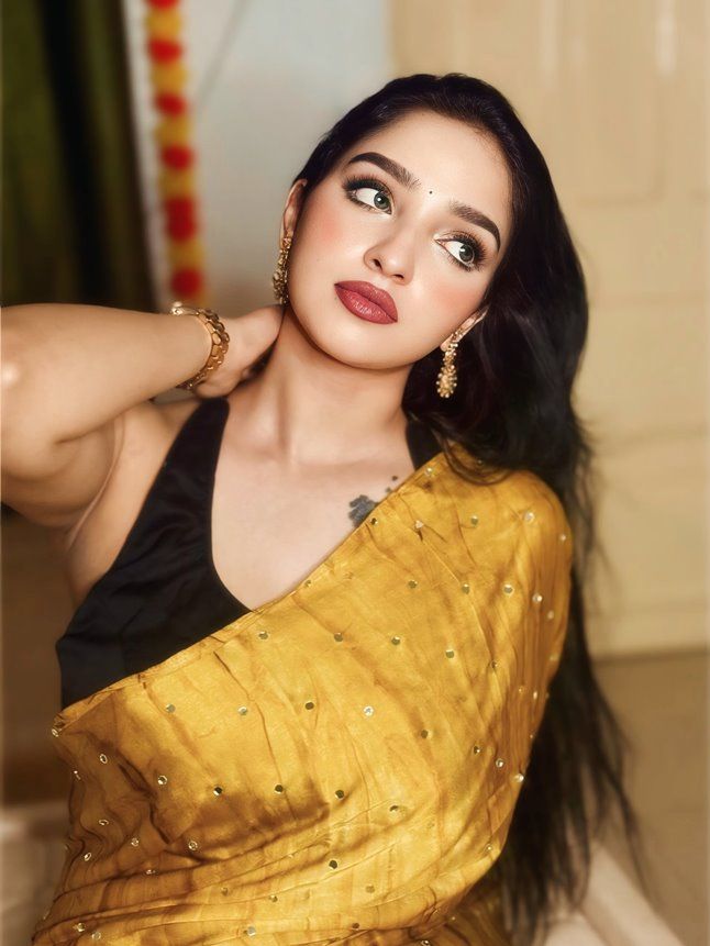 Reema Mukherjee ने गोल्डन साड़ी में ढाया कहर, तस्वीरों में दिखा ग्लैमरस अंदाज; फैंस की नजरें थमीं 5 Reema Mukherjee