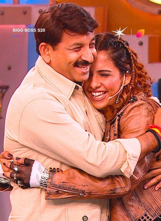 Rhiti Tiwari ने खोली अपनी जिंदगी की परतें, बोलीं- ₹20-25 हजार Monthly Allowance में चलाना पड़ता था घर 2 Rhiti Tiwari with her Father Manoj Tiwari
