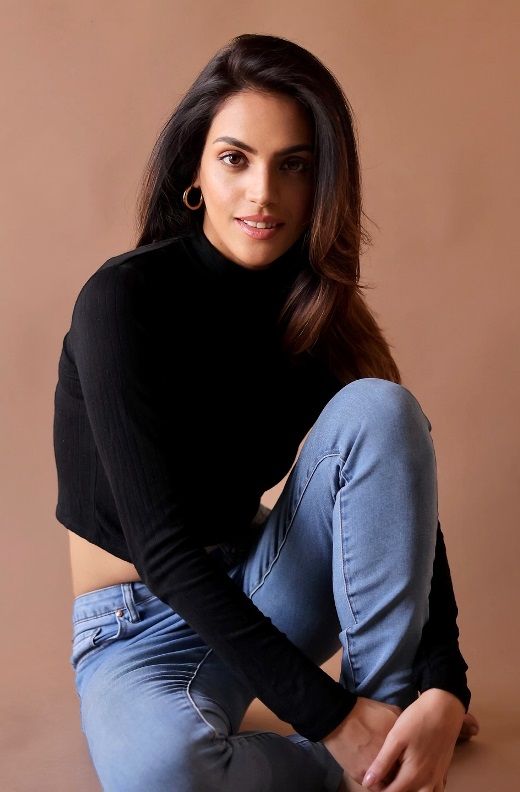 Rhiya Ahir: कौन हैं मॉडल-एक्ट्रेस रिया अहीर? वायरल तस्वीर से Bigg Boss 20 तक चर्चा में 4 Rhiya Ahir