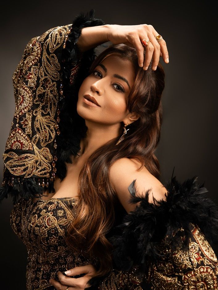 फेदर डिटेलिंग और गोल्डन ग्लैमर, Ridhiema Tiwari का नया लुक बना चर्चा का विषय 6 Ridhiema Tiwari