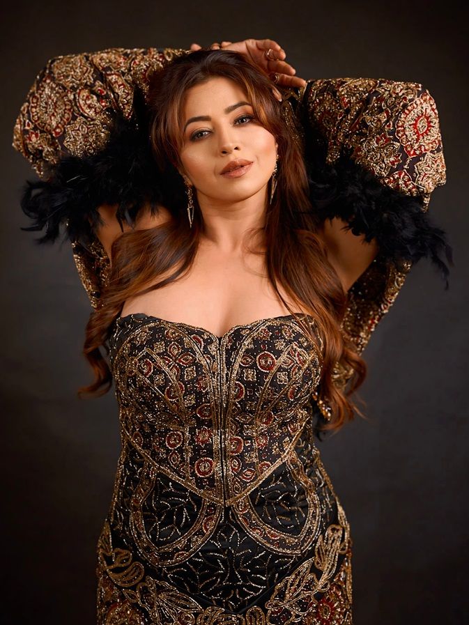 फेदर डिटेलिंग और गोल्डन ग्लैमर, Ridhiema Tiwari का नया लुक बना चर्चा का विषय 4 Ridhiema Tiwari