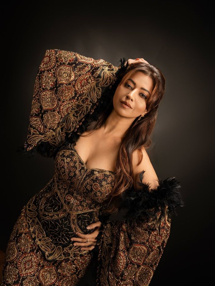 फेदर डिटेलिंग और गोल्डन ग्लैमर, Ridhiema Tiwari का नया लुक बना चर्चा का विषय 5 Ridhiema Tiwari