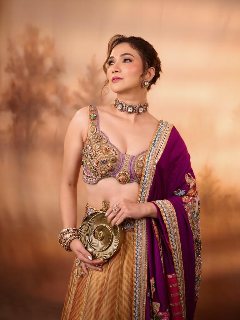 Ridhima Pandit का Royal Ethnic Look, Heavy Jewellery और Traditional Outfit में दिखीं बेहद खूबसूरत 2 Ridhima Pandit - Royal Ethnic Look