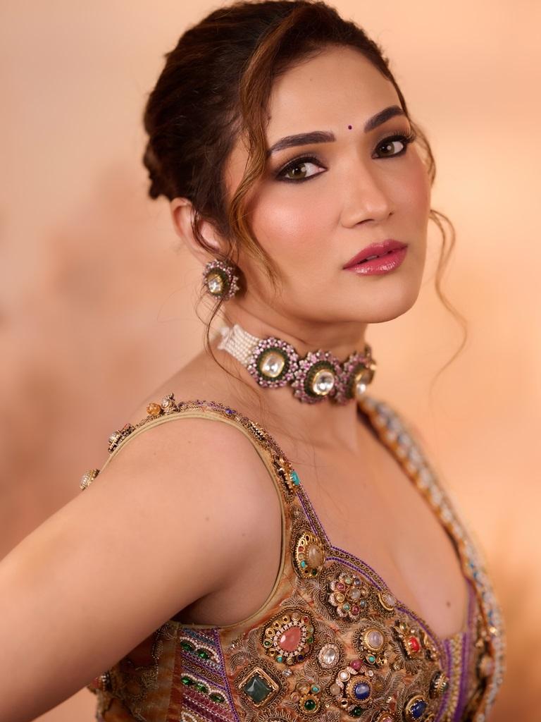 Ridhima Pandit का Royal Ethnic Look, Heavy Jewellery और Traditional Outfit में दिखीं बेहद खूबसूरत 4 Ridhima Pandit - Royal Ethnic Outfit