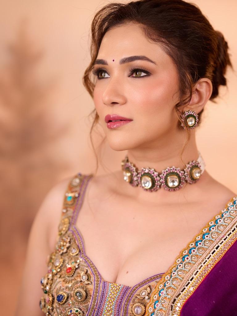 Ridhima Pandit का Royal Ethnic Look, Heavy Jewellery और Traditional Outfit में दिखीं बेहद खूबसूरत 1 Ridhima Pandit Royal Look
