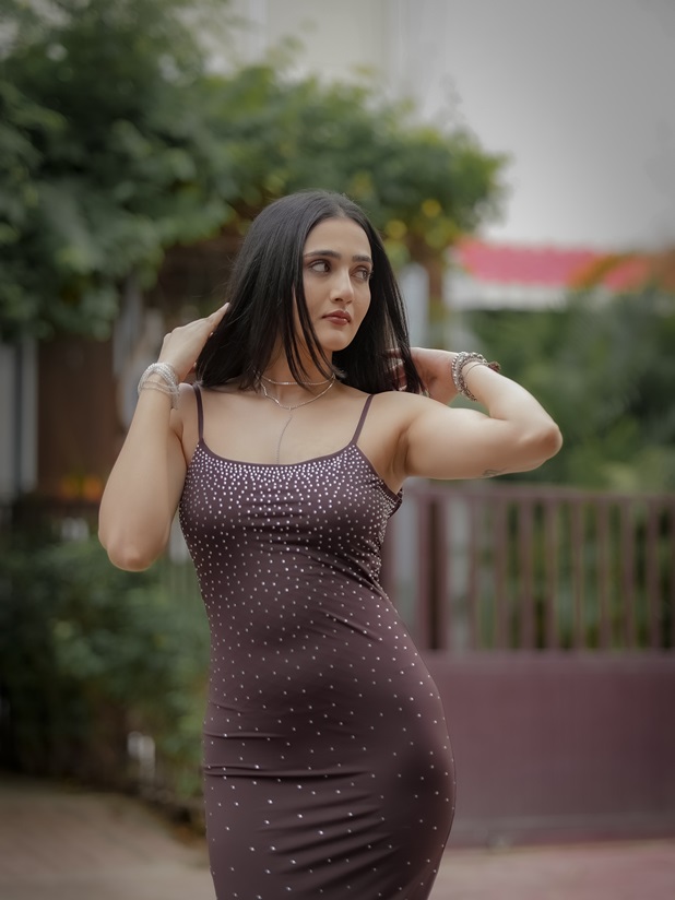 Riya Mavi का ग्लैमरस अंदाज वायरल, नई तस्वीरों में दिखा स्टाइलिश अवतार 7 Riya Mavi